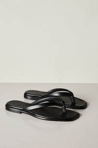 CLOSED LEATHER SANDALS IN BLACK